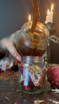 Pote con miel durante la preparación del ritual Mételo al Pote